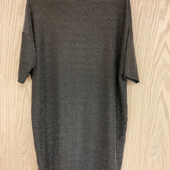 LuLaRoe Elegance Top~Size Medium - Picture 3 of 3